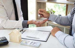 Business person signing a contract photo