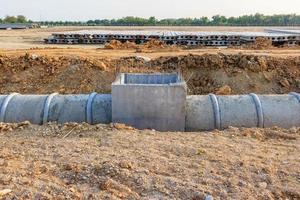 Tubo de drenaje y boca de inspección en un sitio en construcción foto