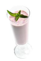 Batido de fresa sobre fondo blanco. foto