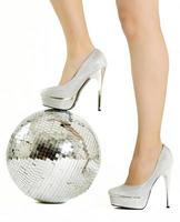 tacones altos y una bola de discoteca foto