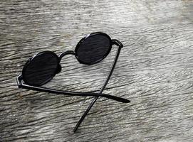 gafas de sol negras sobre madera foto