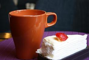 pastel de crespón con taza foto