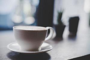 Taza de café en el café con filtro vintage foto