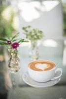 café latte art con espuma de leche en forma de corazón foto