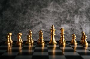 juego de mesa de ajedrez dorado foto