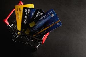 tarjetas de crédito en un carrito pequeño