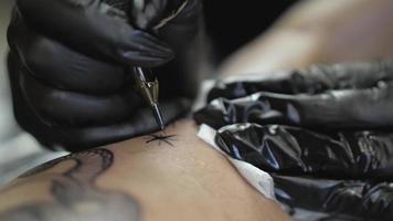 maestro del tatuaje hace un tatuaje de estrella video