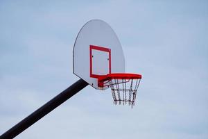 canasta de baloncesto con red de cadena foto