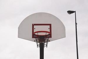 canasta de baloncesto con red de cadena foto