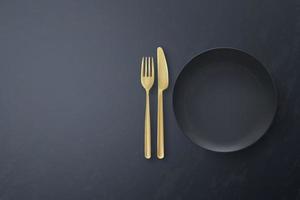 plato negro realista y utensilios dorados con espacio de copia vector
