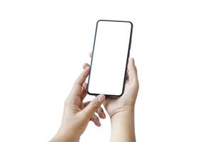 Ambas manos están trabajando en un teléfono inteligente con un diseño moderno y una pantalla en blanco por separado sobre un fondo blanco con el trazado de recorte foto