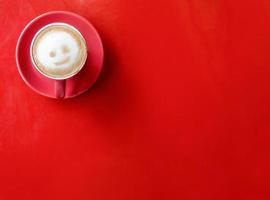 taza de café roja sobre fondo rojo foto