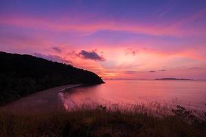 colorido amanecer sobre el océano foto