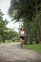 joven mujer deportiva corriendo en el parque