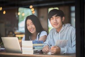 Grupo de amigos estudiantes felices en un café foto