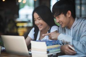 Grupo de amigos estudiantes felices en un café foto