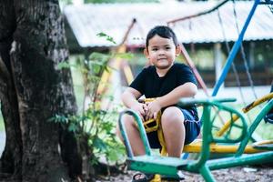 niño jugando en el parque foto