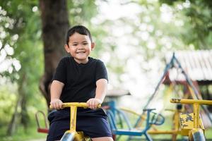 niño jugando en el parque foto