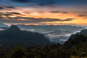 niebla en las montañas al amanecer foto