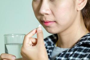 mujeres asiáticas tomando medicamentos foto