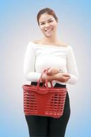 sonriente, mujer joven, asiático, con, cesta de la compra
