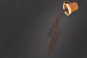 granos de café alineados para simbolizar la energía foto