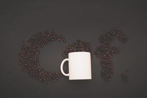 granos de cafe en la mesa foto