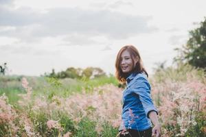 mujer joven inconformista que guía al viajero en el campo foto