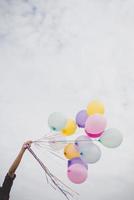 mujer con globos de colores fuera foto