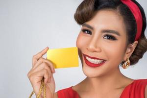 retrato de una mujer sosteniendo una tarjeta de crédito foto