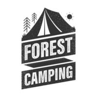 señal de camping forestal. logotipo con diseño de textura grunge. ilustración vectorial vector