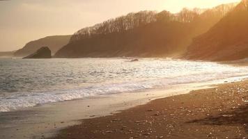 paisagem marinha com rochas e ondas na praia de vidro, vladivostok video