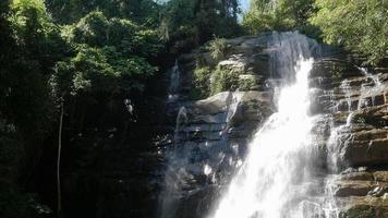 schöner lokaler Wasserfall in Chiang Mai, Thailand video