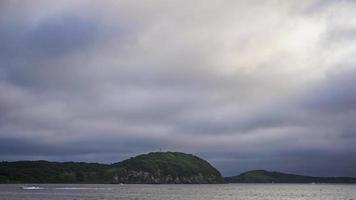 timelapse vista sul mare con trasporti di acqua video