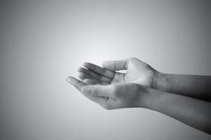 manos de un hombre rezando y pidiendo en blanco y negro foto