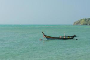 un barco en el mar en phuket, tailandia foto