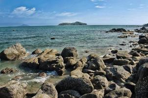 rocas, mar y cielo azul en phuket, tailandia foto