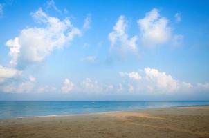 playa tropical, cielo y mar foto