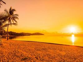 hermosa playa tropical al amanecer foto