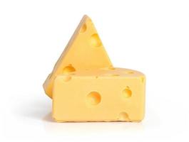 Dos gajos de queso amarillo con agujeros sobre fondo blanco.
