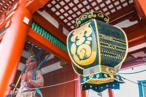 templo sensoji en el área de asakusa, tokio, japón foto