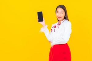 joven mujer asiática con teléfono móvil inteligente foto