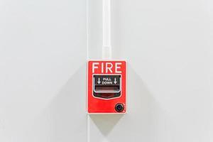 Interruptor de alarma contra incendios en la pared blanca de la fábrica foto