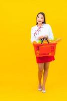 hermosa joven asiática con cesta de la compra foto