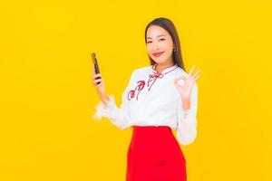 joven mujer asiática con teléfono móvil inteligente foto