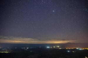 luces y estrellas de la ciudad foto