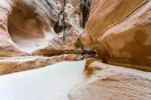 el siq, el estrecho cañón de ranura que sirve como pasaje de entrada a petra, jordania foto