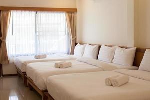 habitación de hotel con fila de camas foto