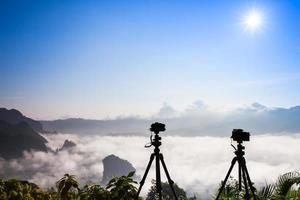 cámaras en trípodes sobre niebla foto