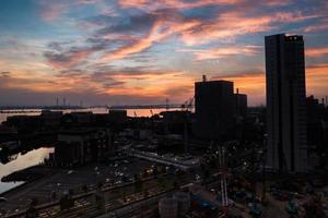 silueta de la ciudad al atardecer foto